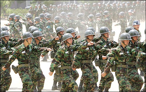 논산 육군훈련소 연병장에서 훈련병들이 제식훈련을 받고 있는 모습.